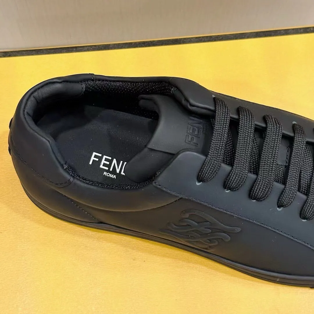 Factory price: 380💰 Fendi men's sports shoes - top version. In the corner, there is no limit to expression, highlighting the FF element cowhide to highlight personality, walking well! The brand letters are embossed with a cowhide label on the shoe mouth. Cowhide upper + cowhide stitching mesh lining + T men's men's shoes 💰U outsole Size: 38-44 (45 customized)
